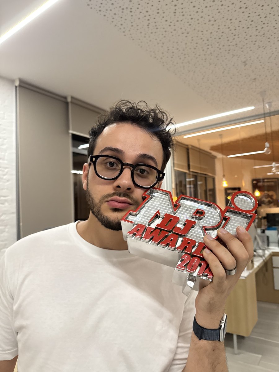 Portrait de Célian Ghelid, fondateur et président de Nothing, tenant un trophée NRJ DJ Awards