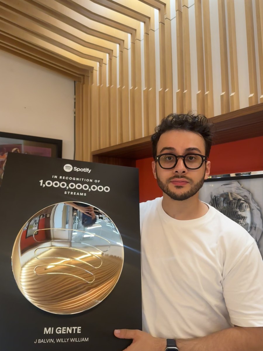 Célian Ghelid tenant le disque Spotify du milliard de streams de « Mi Gente » de J Balvin et Willy William
